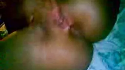 कामुक सुपरहिट सेक्स मूवी पुरुष अपने विशाल लिंग के साथ एक गधे के बच्चे को चोदता है
