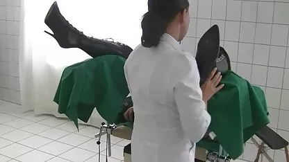 दोस्त अपनी गर्लफ्रेंड को गांड में गर्म करता है, जो इस तरह की चुदाई से इंग्लिश की सेक्सी मूवी मीठे कराहती है