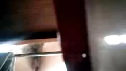 एक प्यारा आदमी सेक्स करते हुए हिंदी मूवी गुदा में अपने युवा सहपाठी को चोदता है