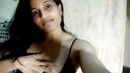 दोस्त अपनी प्रेमिका के गुदा को रबड़ के डिक से फैलाता है ताकि उसका मोटा बोल्ट आसानी सेक्सी मूवी जैसी मूवी से उसके छेद में घुस जाए