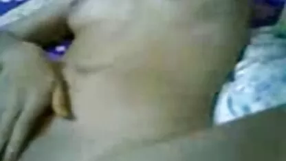 रेत पर एक सेक्सी फिल्म फुल सेक्सी युवा गोरा एक उंगली के साथ उसे गधा सहलाता है