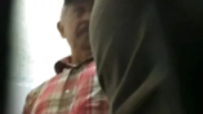 दाढ़ी के साथ एक बूढ़ा कामुक दादा एक शक्ति कपूर की सेक्सी मूवी युवा पतला प्यारा है