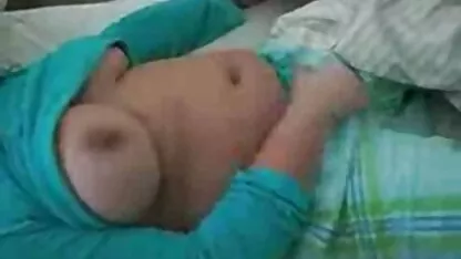 श्यामला एबेला खतरे और शरीर पर एक काले आदमी के सेक्सी वीडियो फुल मूवी हिंदी साथ टैटू के साथ उसका दोस्त