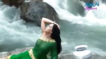 स्टॉकिंग्स में एक मोटी कुतिया साहसपूर्वक डिक पर सेक्सी मूवी फिल्म पिक्चर कूदती है