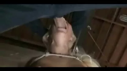 एक उँगलियाँ गोरा उसकी मुंडा चूत को सहलाता है और एक यौन साथी सेक्सी मूवी की का लिंग चूसता है