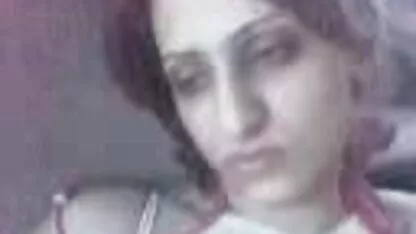 बस्टी ब्यूटी चूत के साथ भोजपुरी सेक्सी हिंदी मूवी खेलता है